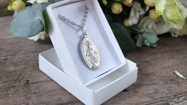 Medallita Milagrosa: Por qué regalarla junto con nuestros ramos